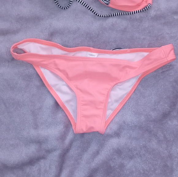 Bikini - Picture 3 of 6